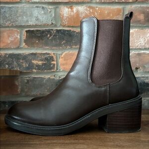 Steve Madden Brown Chelsea boots